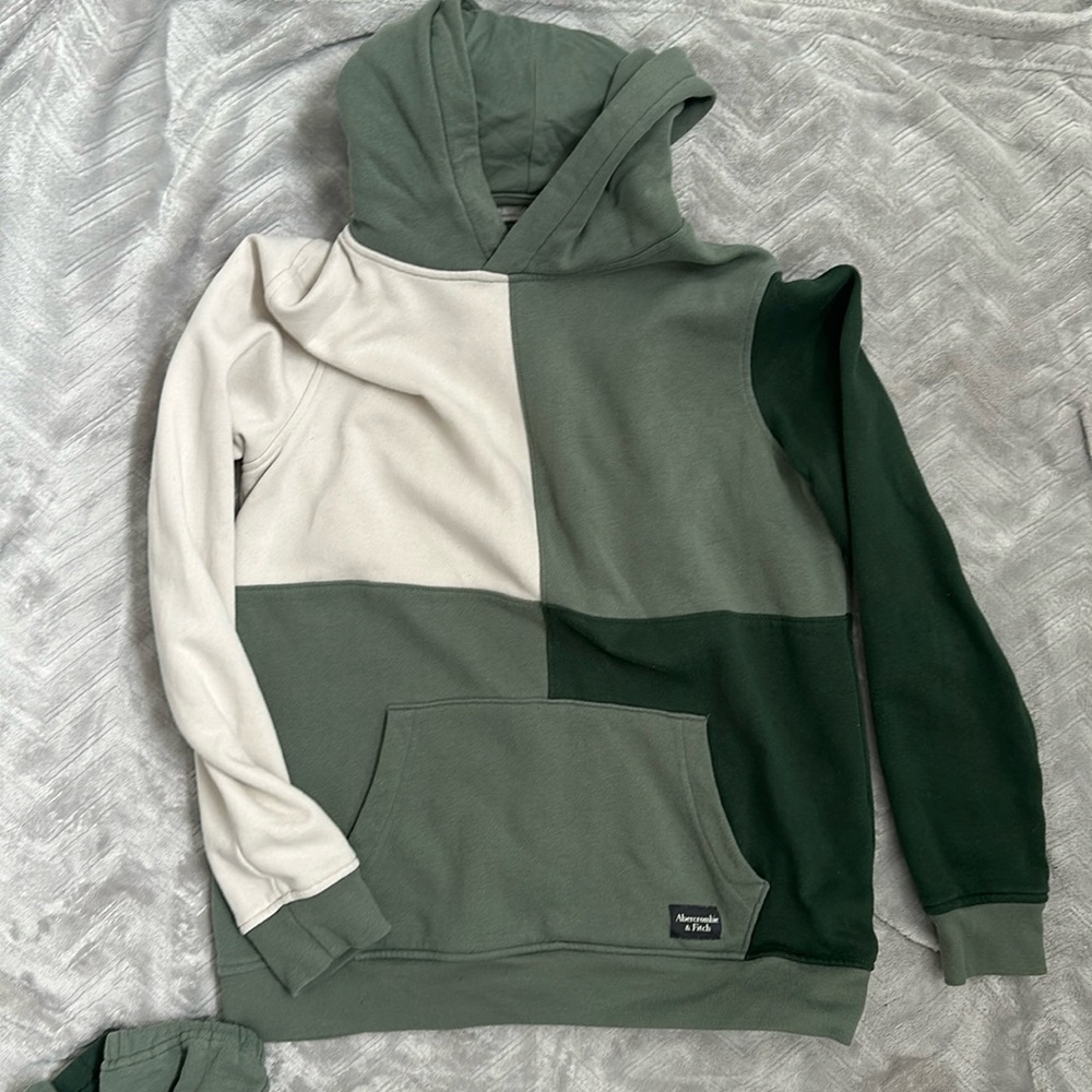 Color block sweatsuit. Green and tan size 15/16